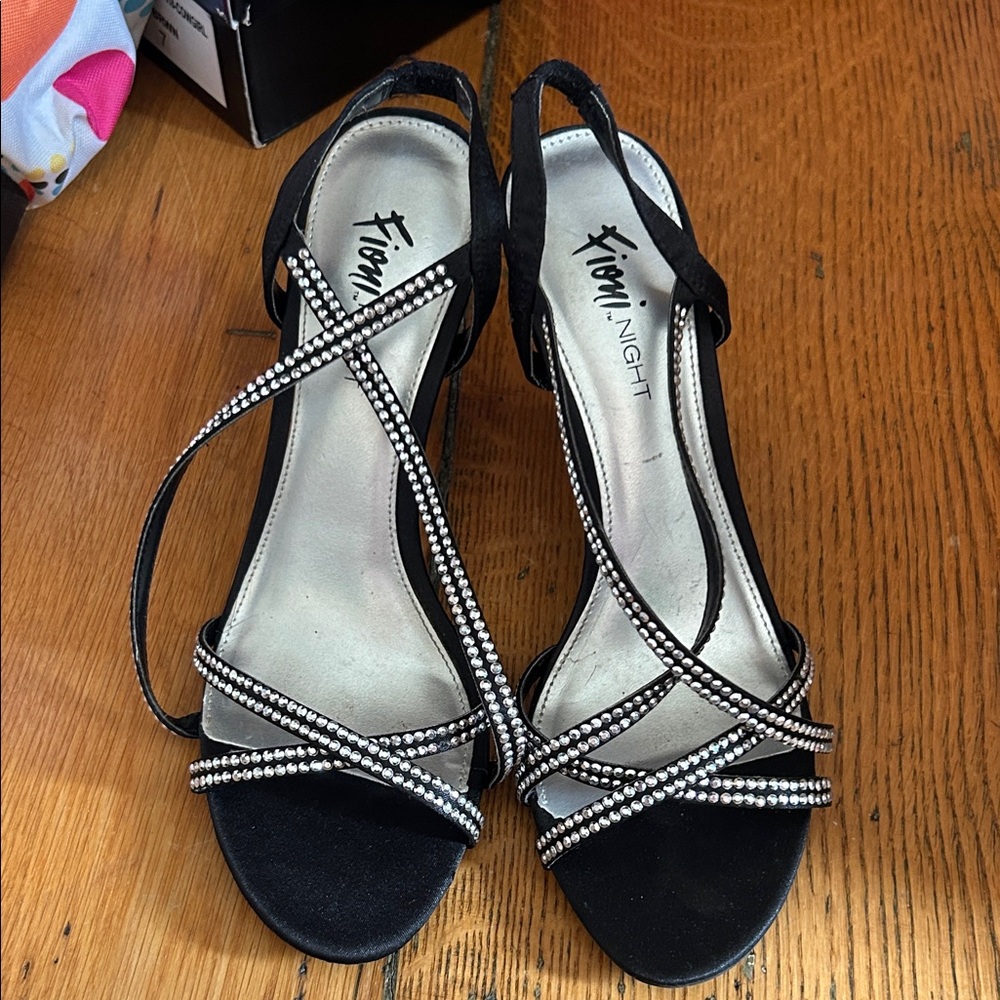 FIONI Clothing Black and Silver Strappy Heels